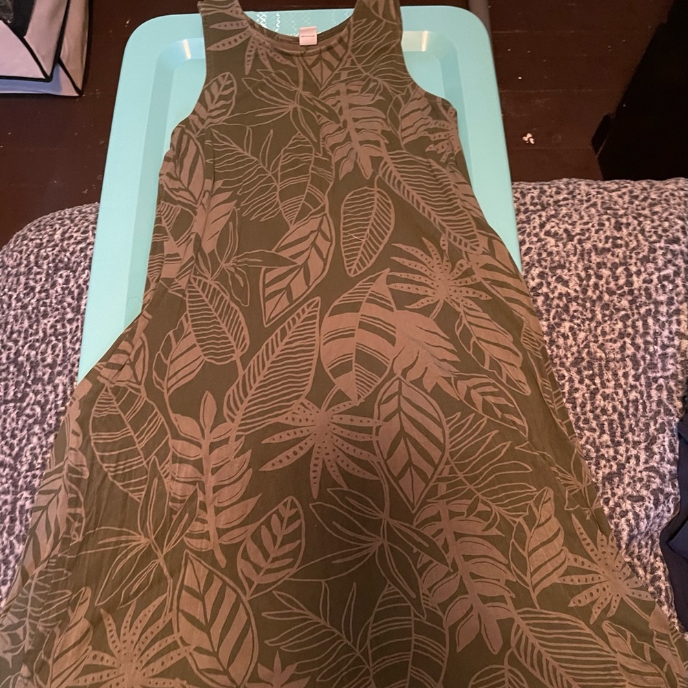 Green leaf print dress